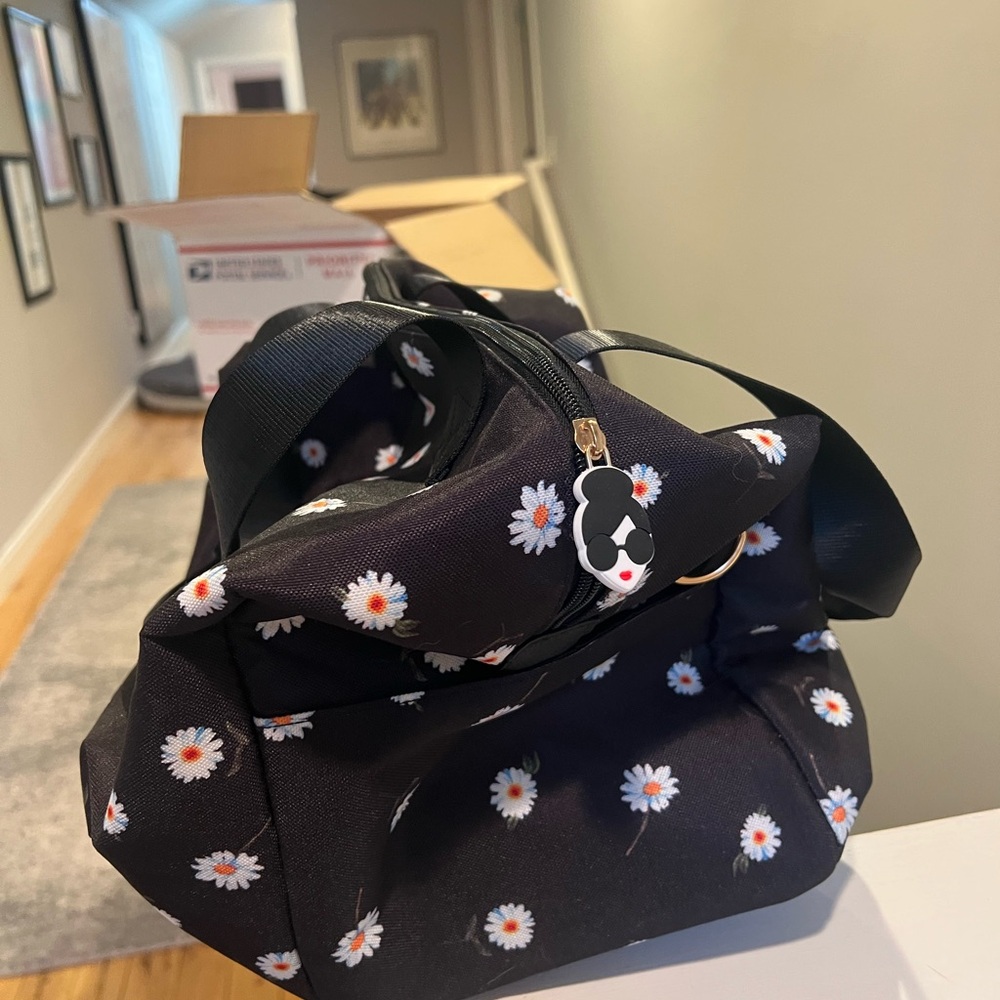 Alice and Olivia Daisy Duffle Travel Bag with Matching Reversible Bucket Hat - Picture 3 of 7